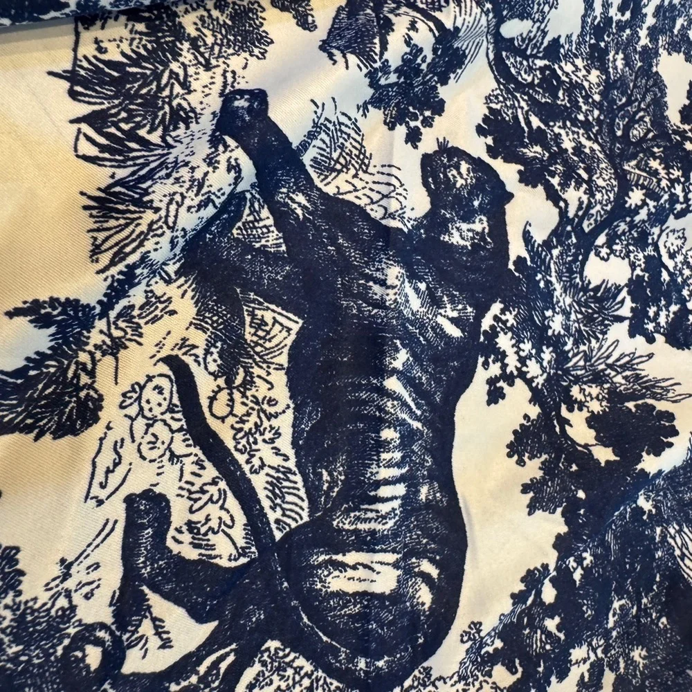 NEW Elegant Chic & CLASSIC Blue & White Scarf Animal Jungle print 34 X 34”